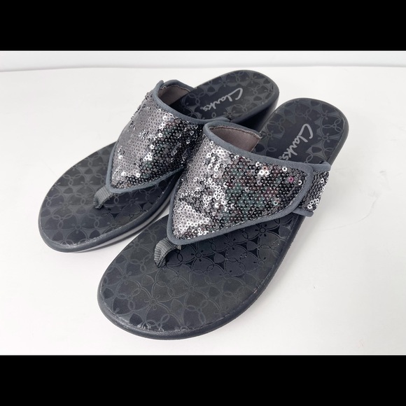 NEW! Clarks 65719 Thong Glitter Gray/Black Slip On Wedge Sandals Size 6 - Picture 2 of 12